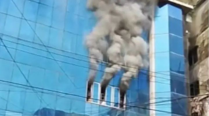 চট্টগ্রামের টেরিবাজারে বহুতল ভবনের মার্কেটে আগুন, দুজনের মৃত্য